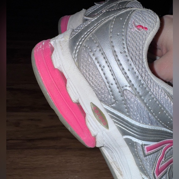 NEW BALANCE GYM SHOES SIZE 8.5 SUSAN G. KOMEN FOR THE CURE SILVER AND PINK - Picture 10 of 10